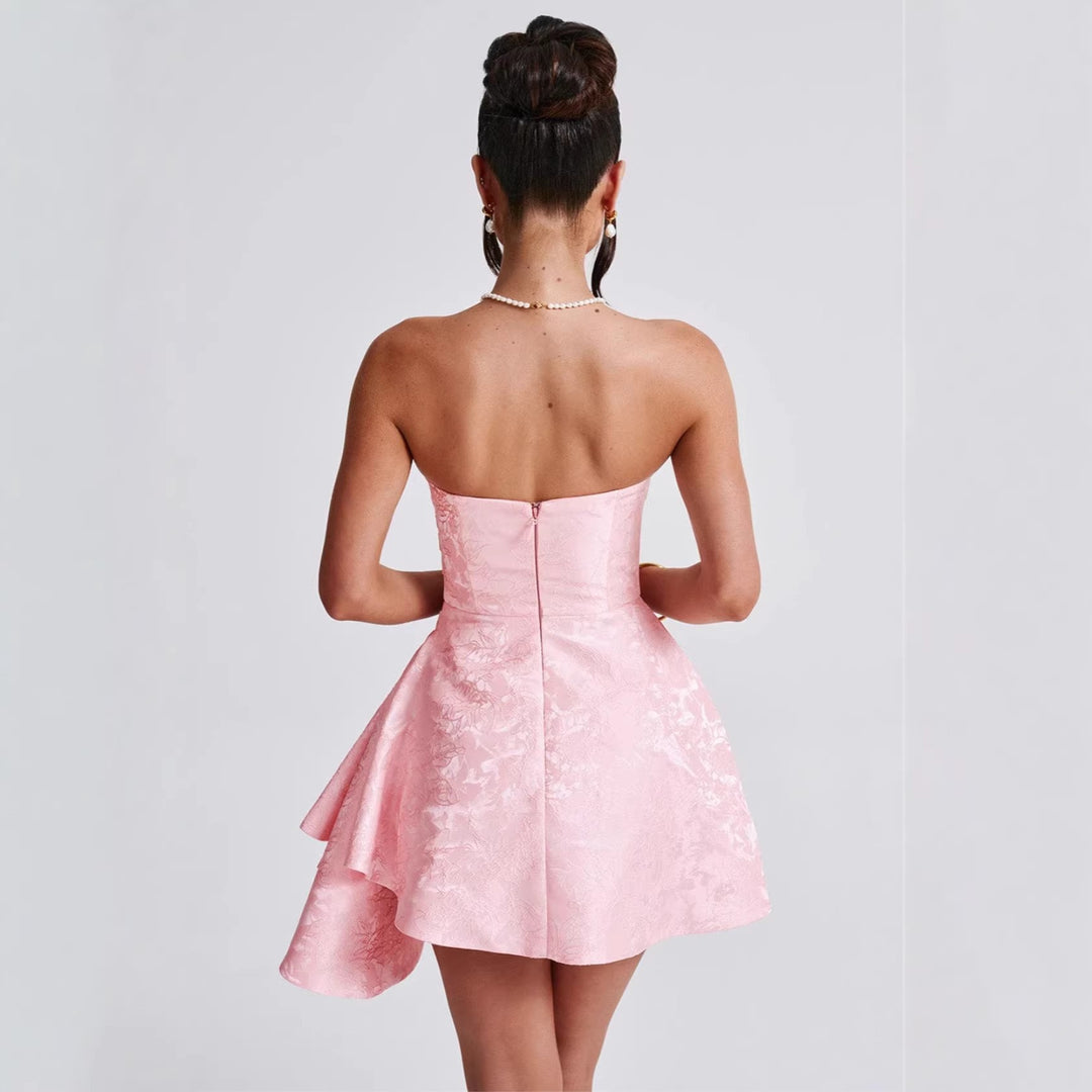 Dame strapless aften kjole med asymmetrisk kant og blomsterformet design Skovae