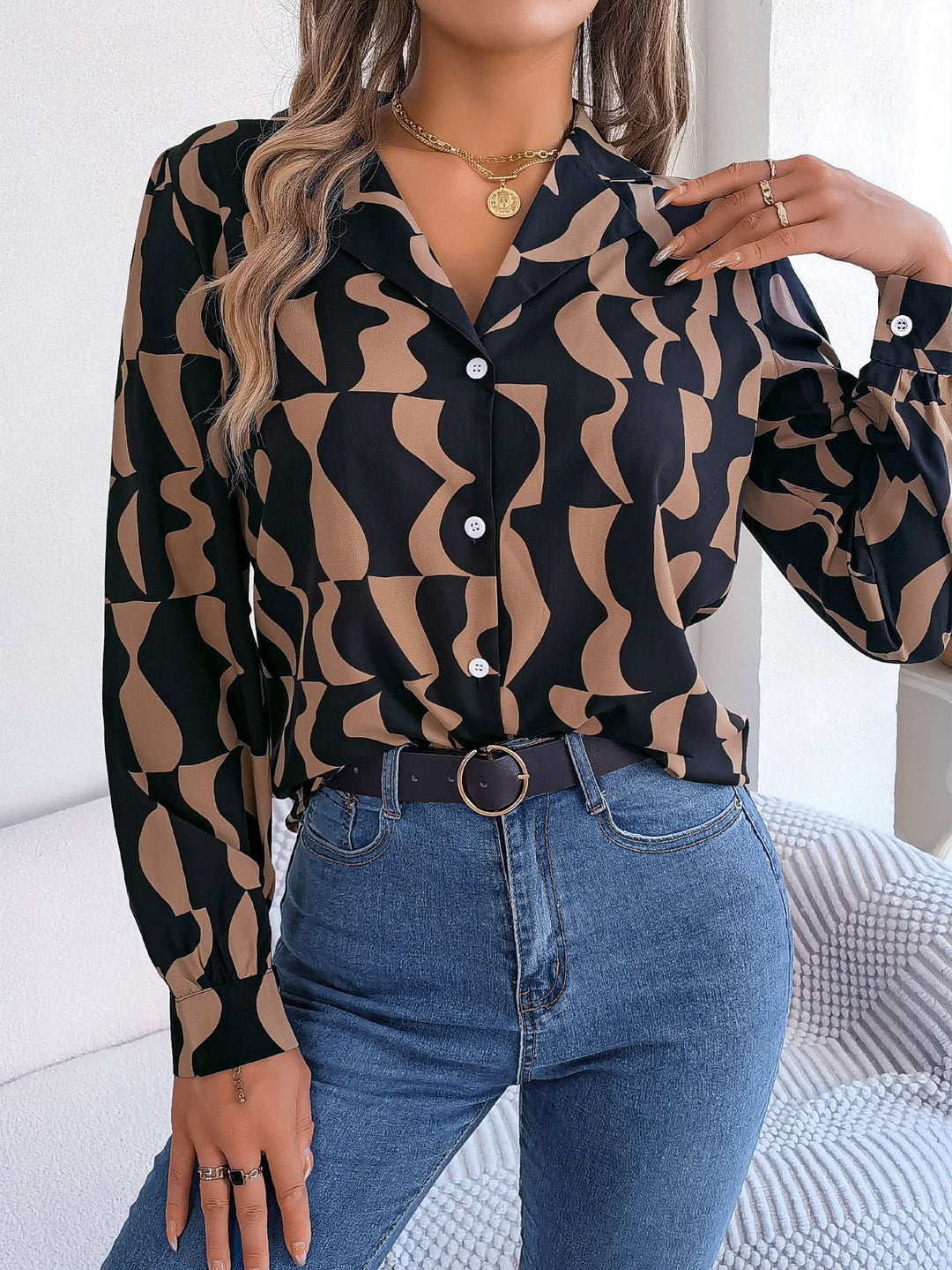 Dame Chic Bluse med moderne grafikdesign og knapdetaljer Stilla