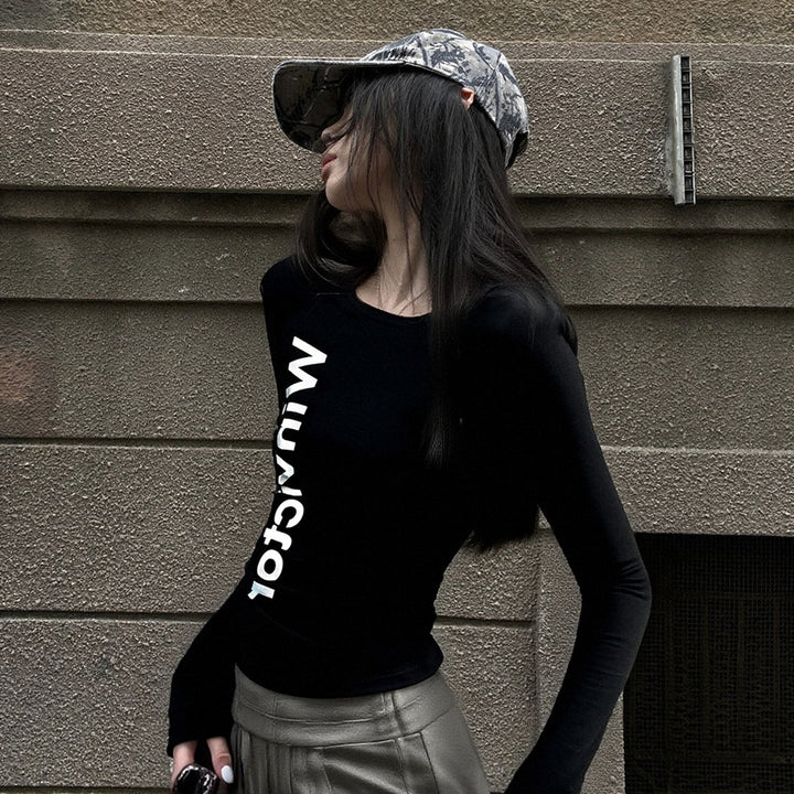 Dame langærmet, tætsiddende T-shirt med moderne skrifttype Stilla