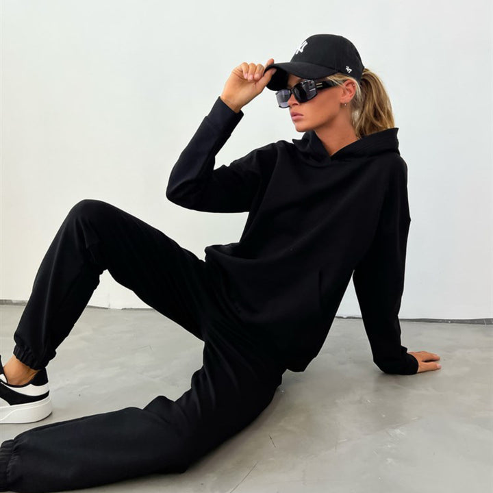Kvinders sporty hoodie sæt lavet af blød bomuldsblanding med praktiske lommer