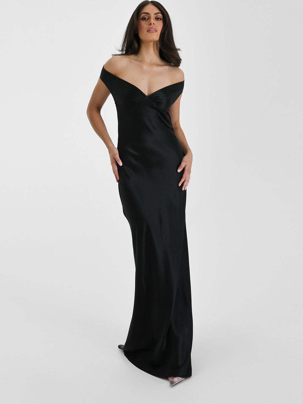 Dame Elegante lang kjole med off-shoulder design og raffinerede draperinger Stilla