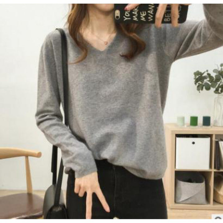 Dame V-hals pullover med en afslappet pasform og bløde materialer Stilla