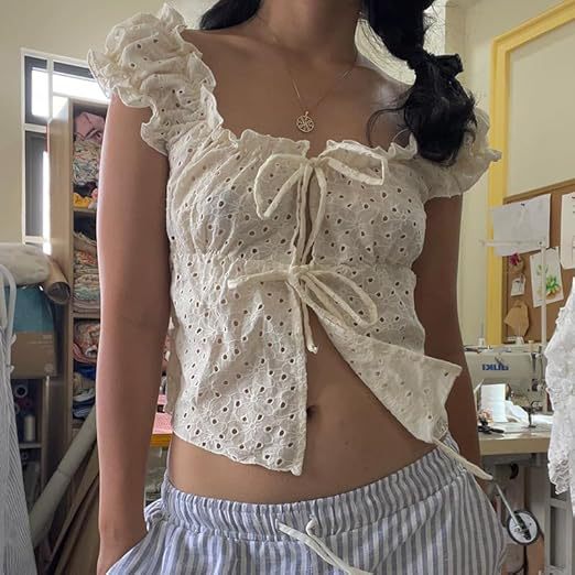 Dame ruffleshirt med lav talje og bindebånd Skovae