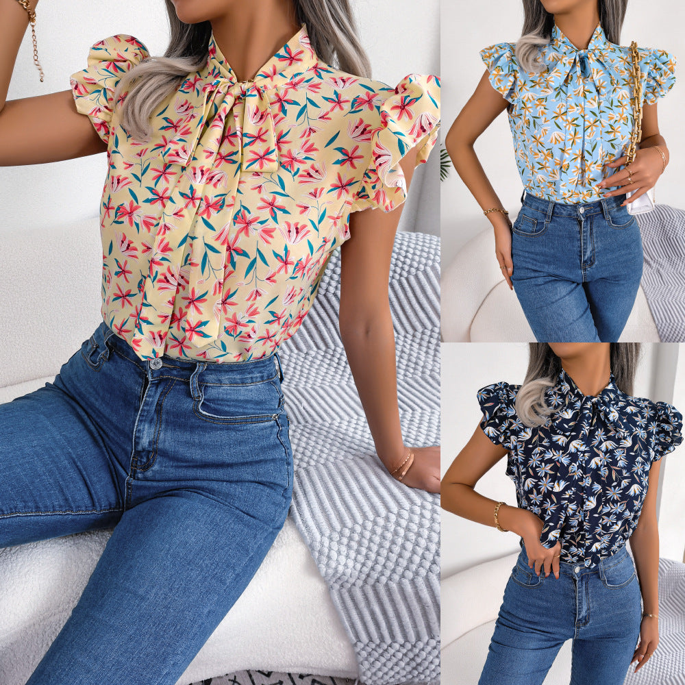Damebluse med rynkedetaljer og blomstret design Stilla