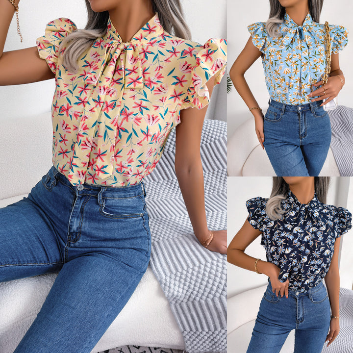 Damebluse med rynkedetaljer og blomstret design Stilla
