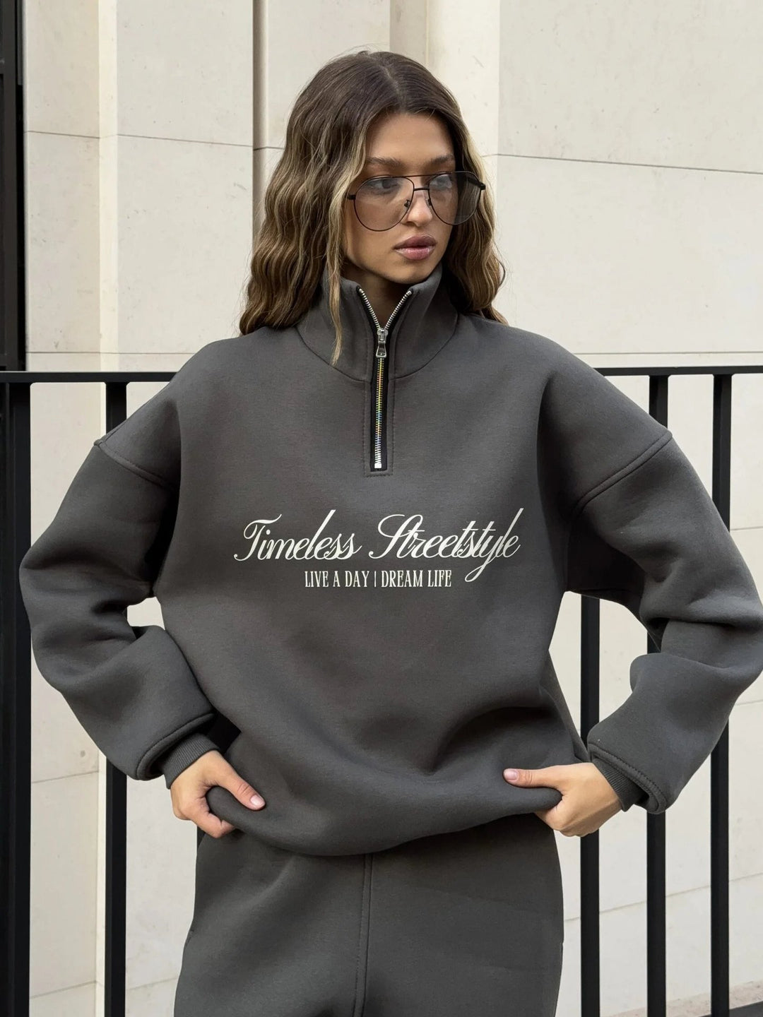 Kvindernes sporty hoodie med opretstående krave og lynlås Skovae