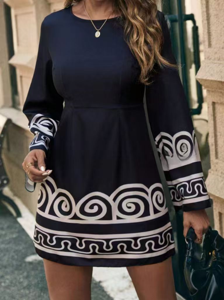 Dame elegant og moderne kjole med folkloristiske mønstre Stilla