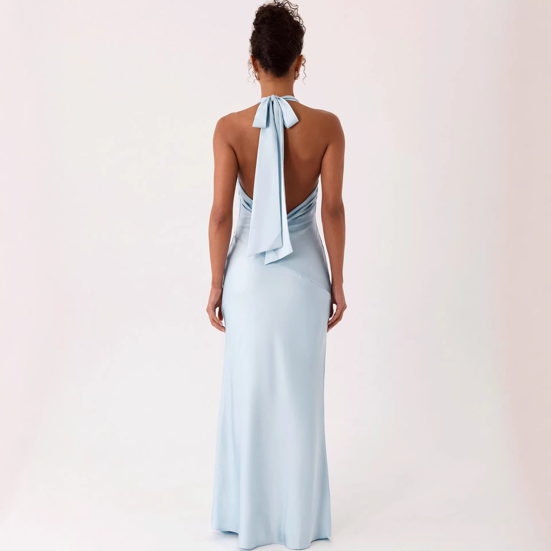 Kvinders elegante aftenkjole med chic halterneck-design og flydende stof