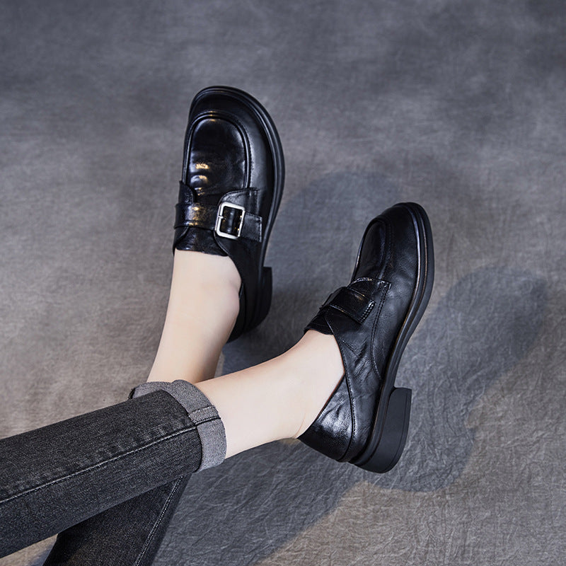 Femme Classic Slip-On Loafers med spænde-detalje Stilla