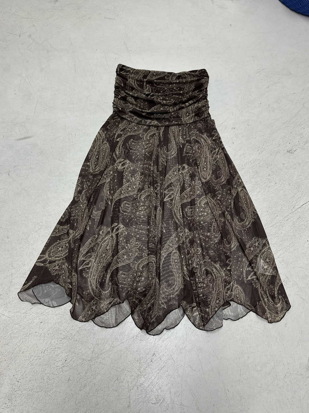Dame skirt with asymmetrical hem and paisley pattern Skovae