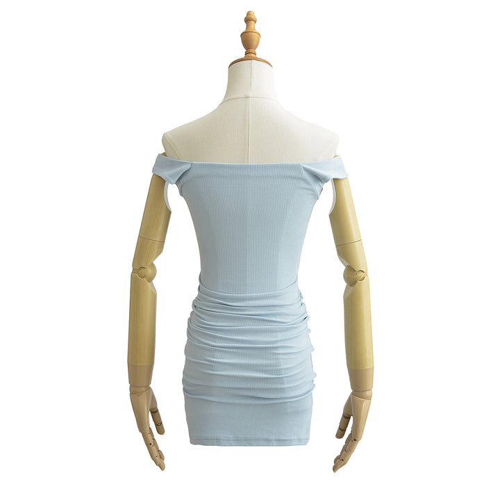 Dame tætsiddende Midi-kjole med off-shoulder design og fin ribstruktur Stilla