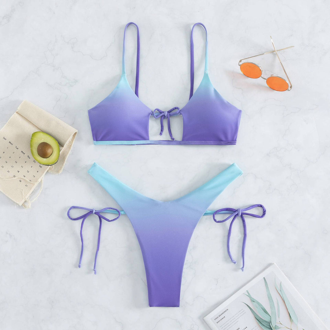 Dame triangel-bikini med justerbart knudedesign og elegant farveforløb Skovae