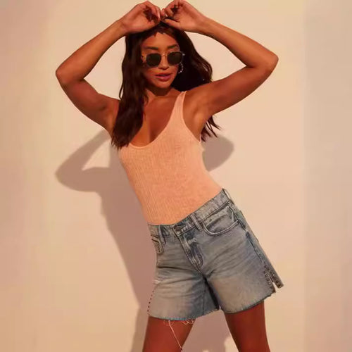Dame Elegante Denim-Shorts med trendy Ripped-detaljer og dekorative trykknapper Stilla