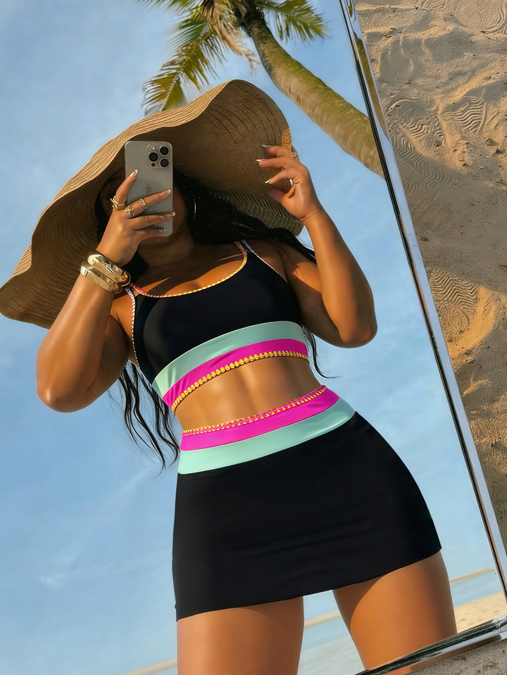 Dame bikini kjole med moderne cut-out og farverige accenter Skovae
