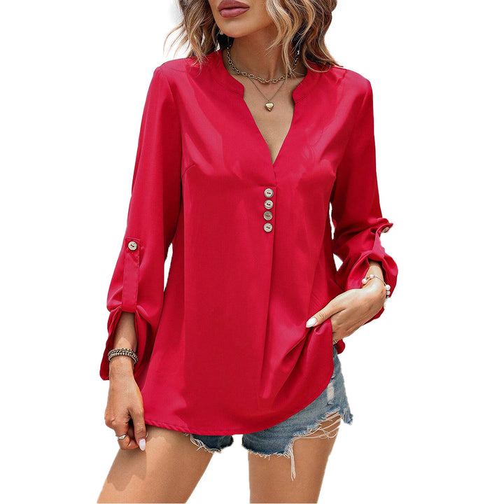 Damebluse med elegante knapdetaljer og stilfuld V-hals Stilla