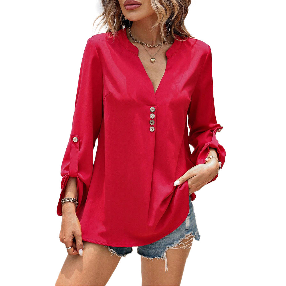 Damebluse med elegante knapdetaljer og chic V-hals Stilla