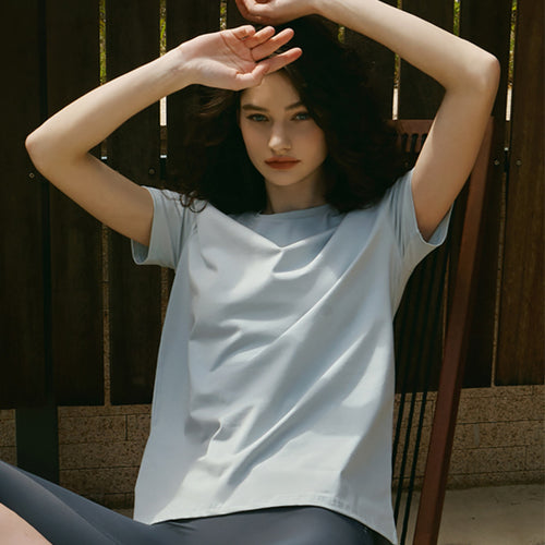Dame afslappet T-shirt med asymmetrisk bund og åndbart materiale Stilla