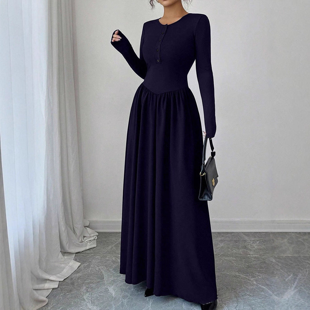 Dame maxikjole med elegante knapdetaljer og flydende skørt Skovae