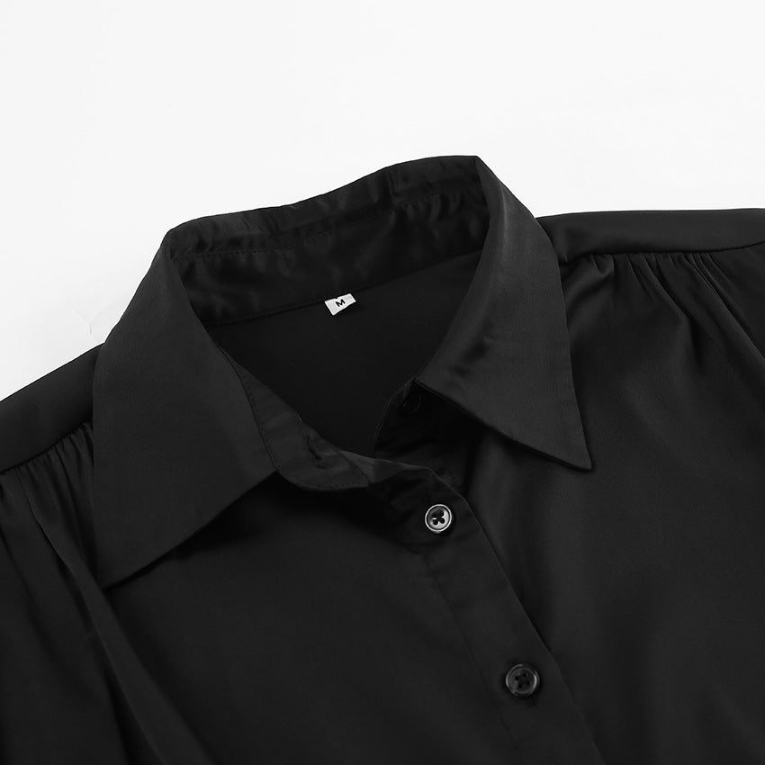 Dame silkebluse med elegante knapdetaljer og luksuriøs glans Stilla