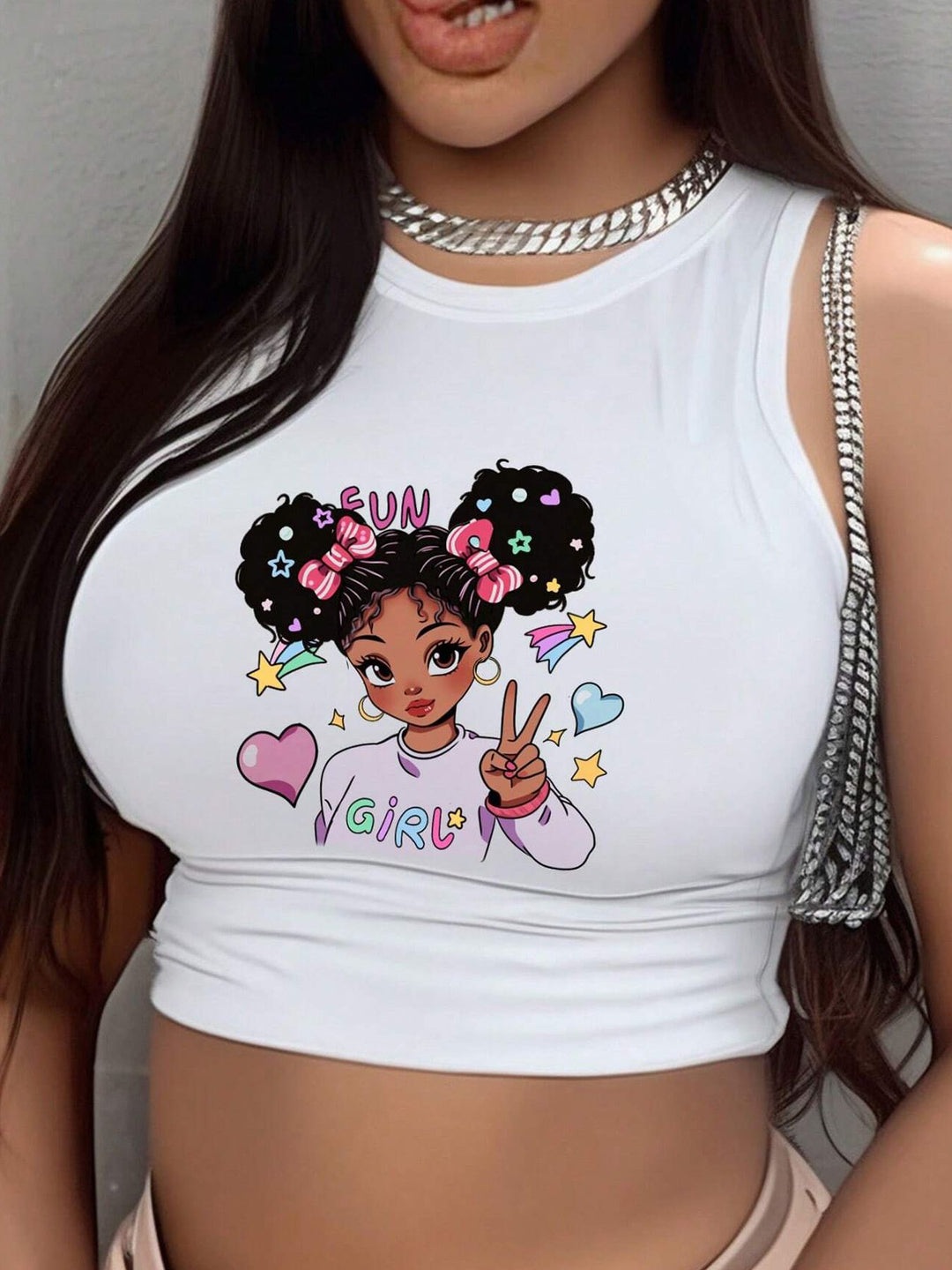 Dame Crop-Top med modigt statement-tryk Skovae
