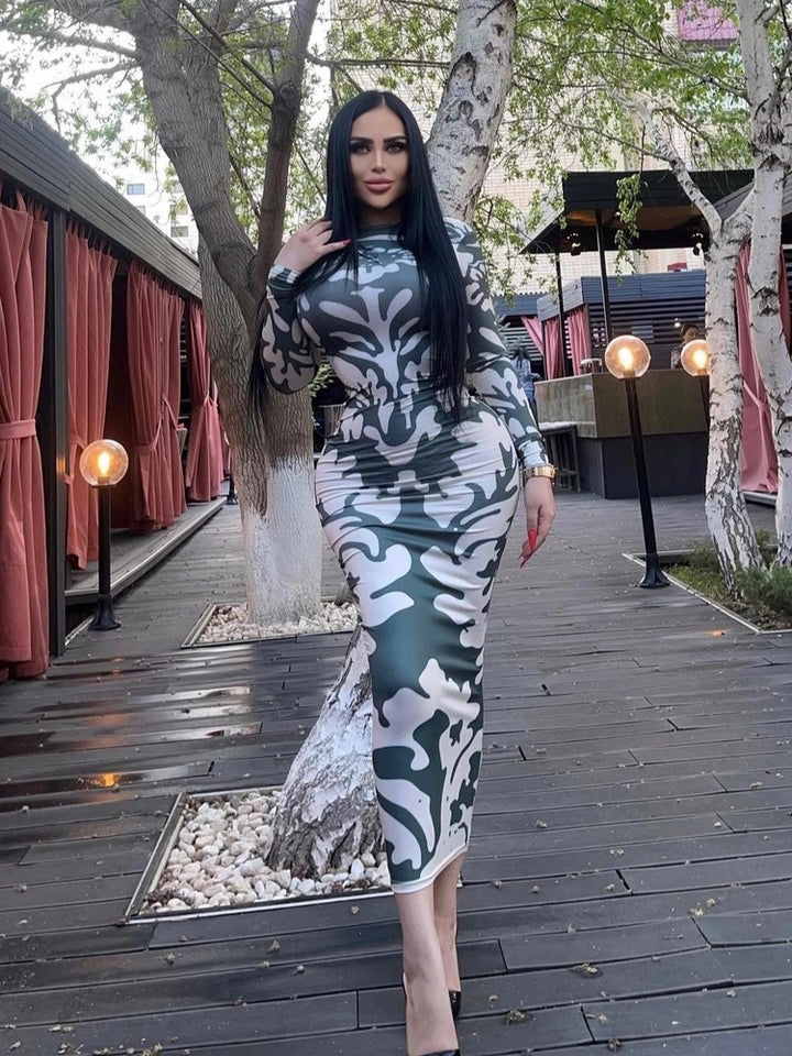 Dame tætsiddende maxikjole med dyb rygudskæring og unikt camouflage-design Stilla