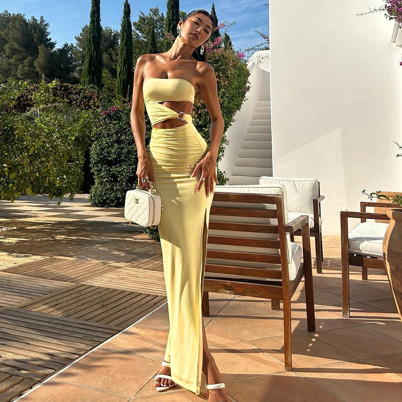 Dame maxi kjole med elegant cut-out-design og legende rufflelement.