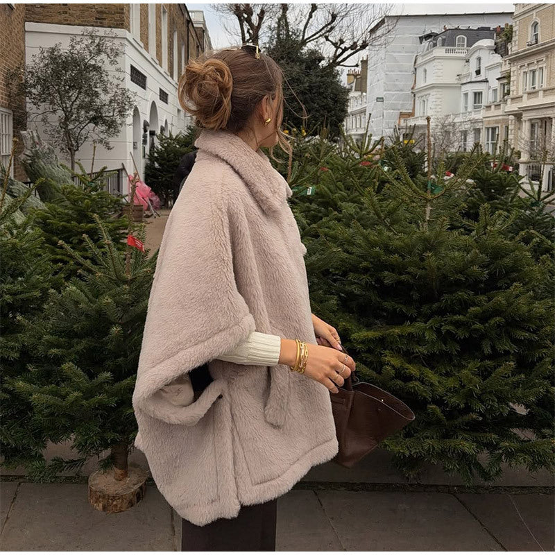 Dame Fluffy Poncho Stilla