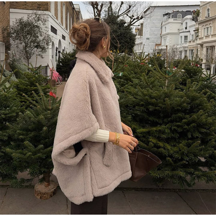 Dame Fluffy Poncho Stilla