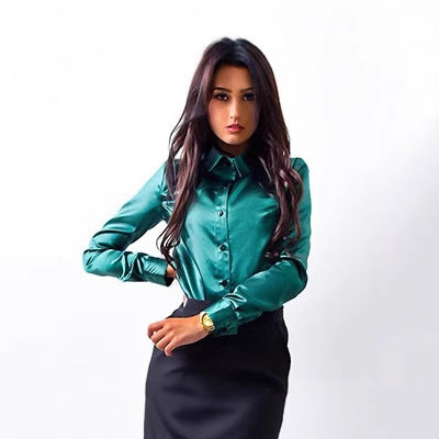 Dame elegant satinbluse med klassisk krave og knapdetaljer Stilla