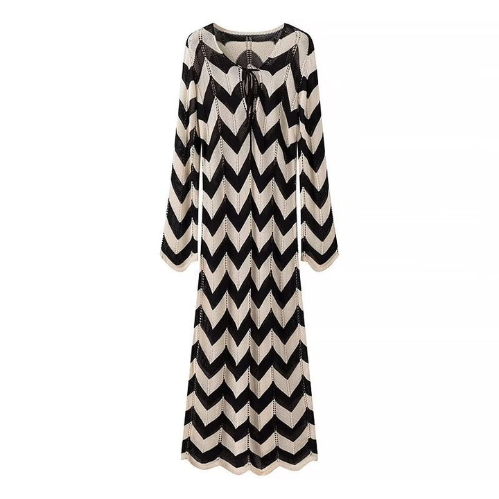 Dame strikkjole med trendy zigzag-mønster og elegant snøring Stilla