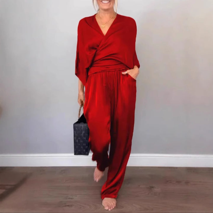 Dame Satin-Loungewear-sæt med elegant indpakningsdesign og bredt ben Stilla
