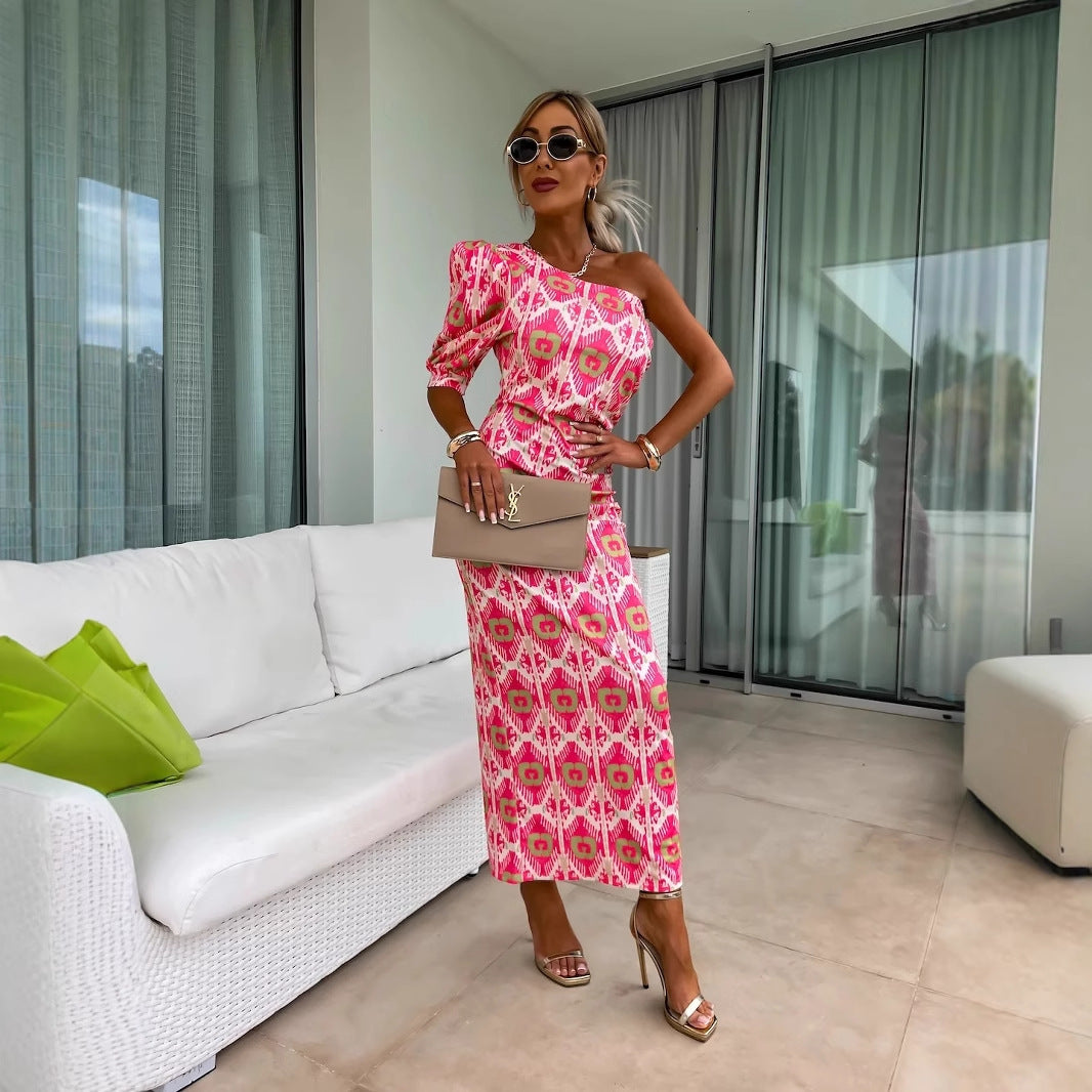 Dame asymmetrisk maxikjole med elegant one-shoulder-design og moderne mønstertryk Stilla