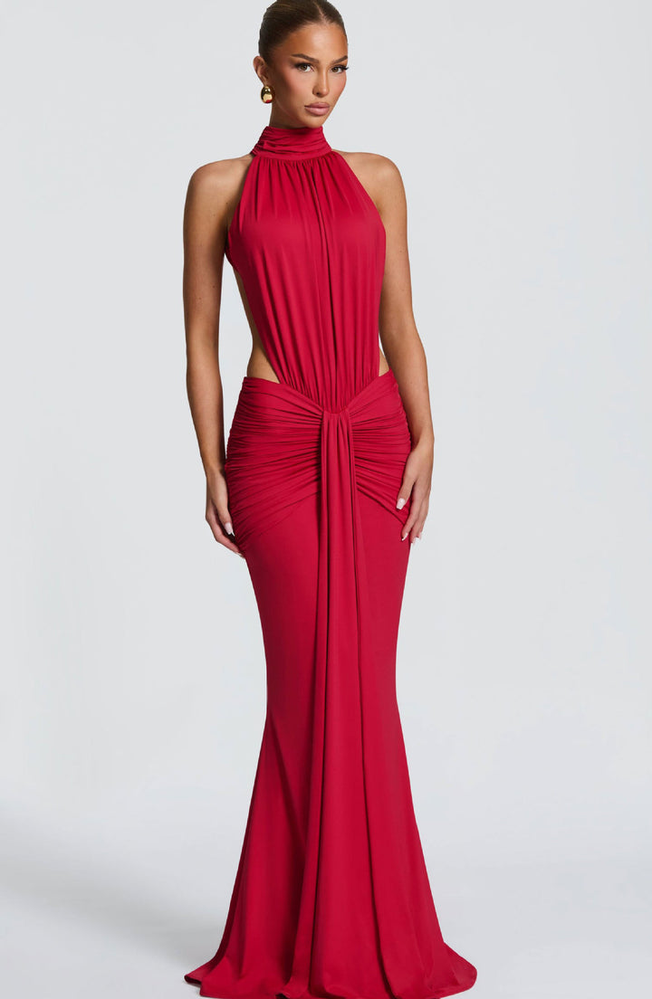 Dame elegante maxi kjole med chic halter design og sofistikeret draperingselement