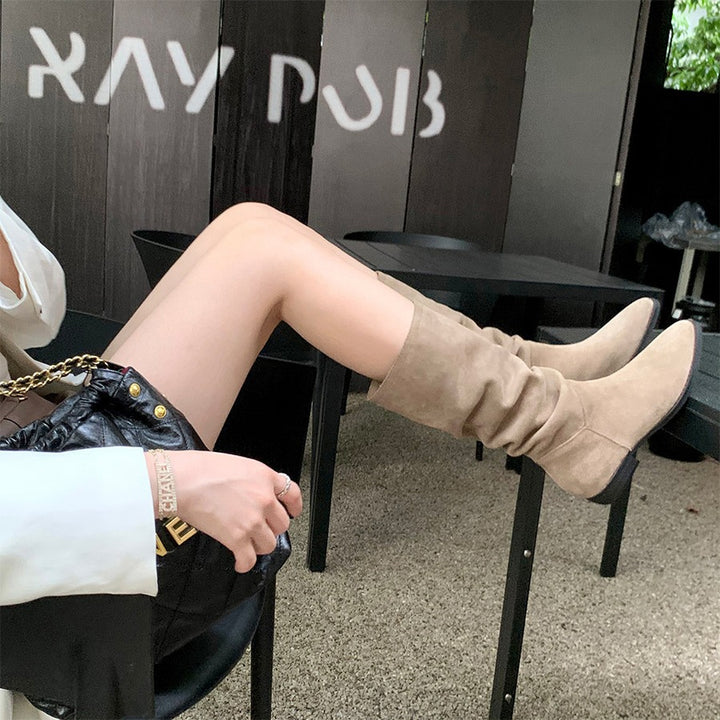 Dame elegante støvler i blødt ruskind med moderigtigt slip-on design Stilla