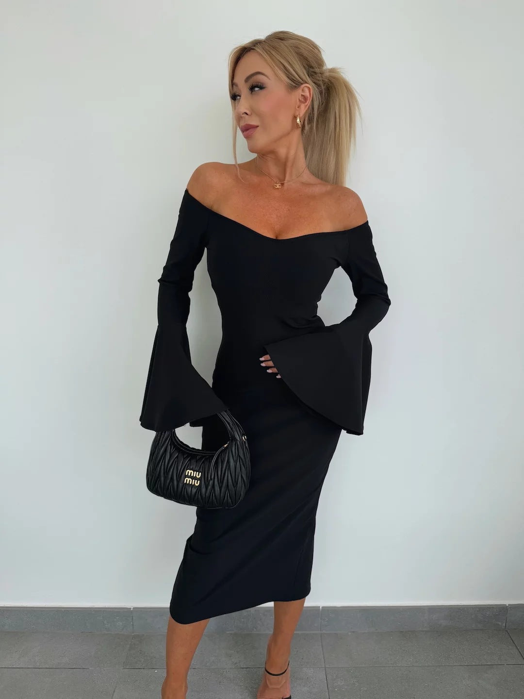 Dame Elegant Off-Shoulder Midi Kjole med Trompet Ærmer Stilla