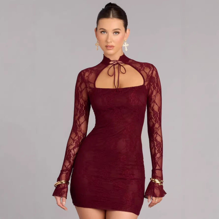Dame spids minikjole med høj krave og smalle ærmer Skovae