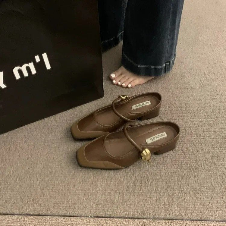 Damer elegante Slingback-pumper med moderne kædeaccent og komfortabel blokhæl Stilla