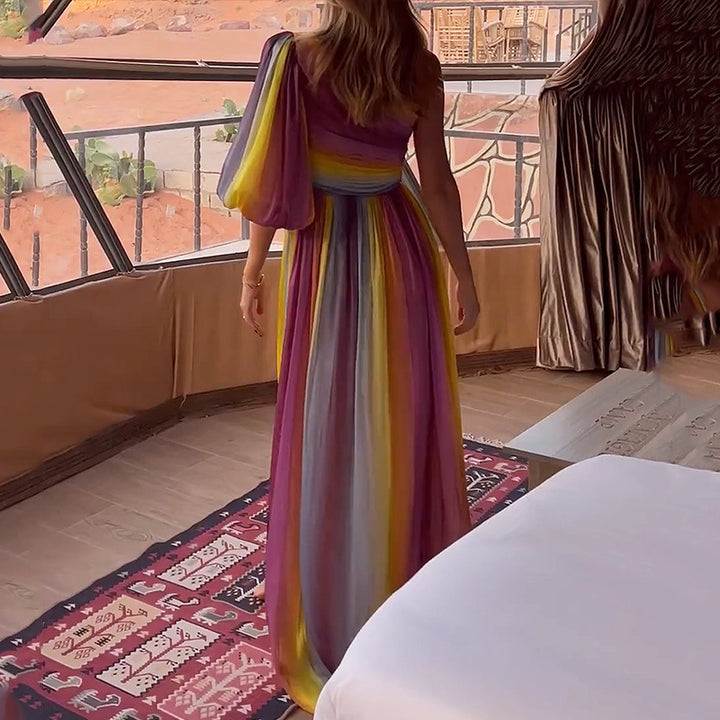 Dame maxi kjole med asymmetrisk strop og elegant slids Skovae