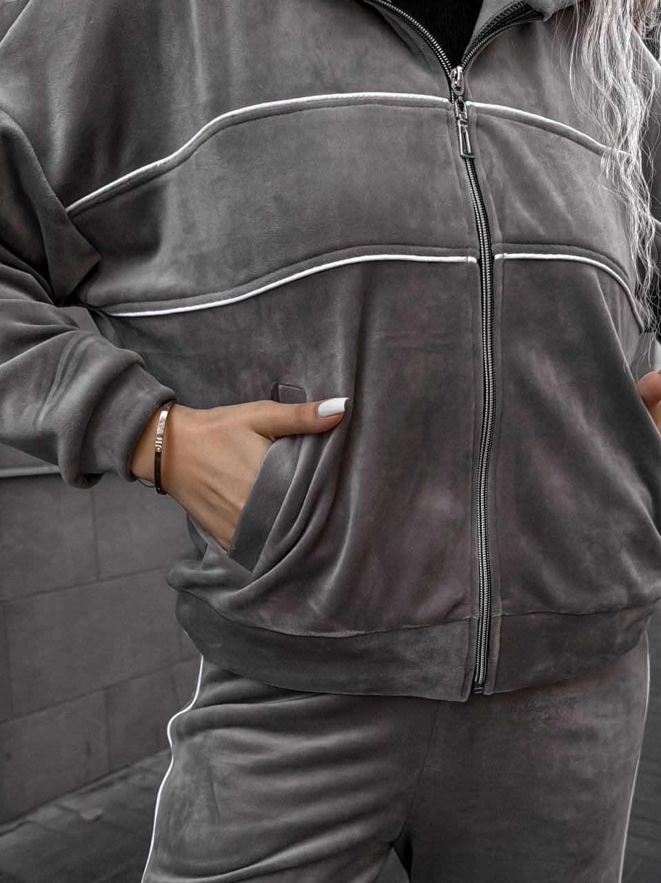 Kvinders sporty-elegante fleece joggingdragt med lynlås Skovae