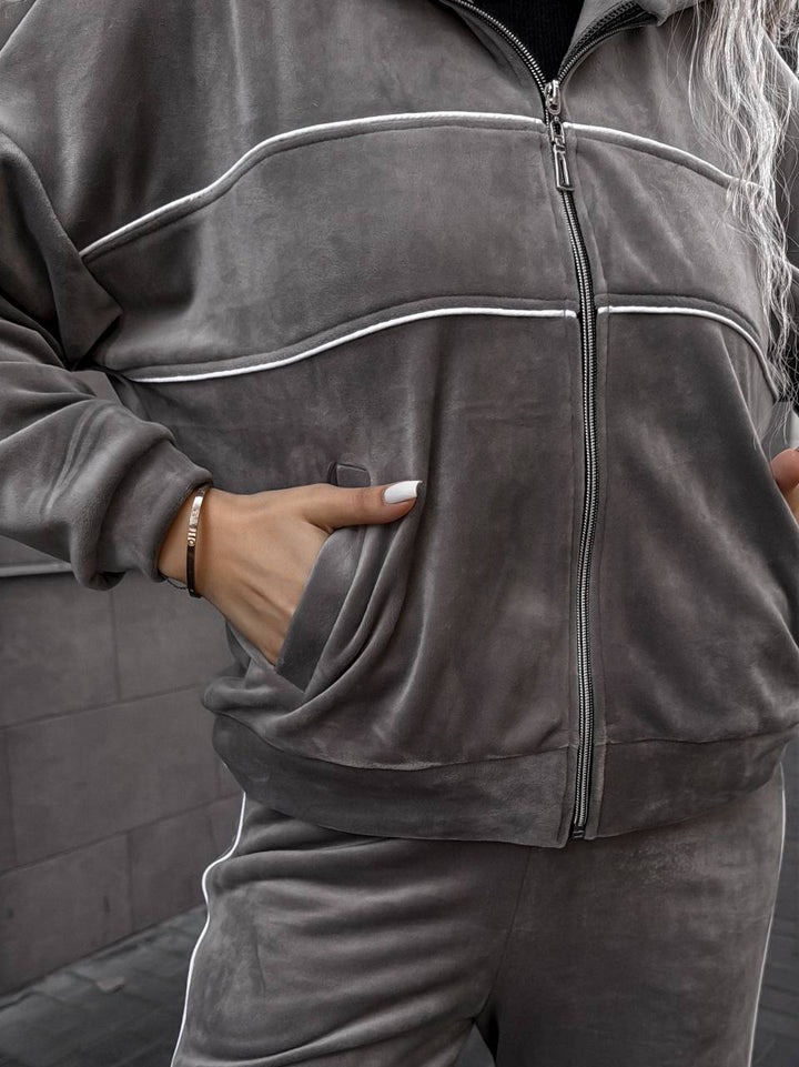 Kvinders sporty-elegante fleece joggingdragt med lynlås Skovae