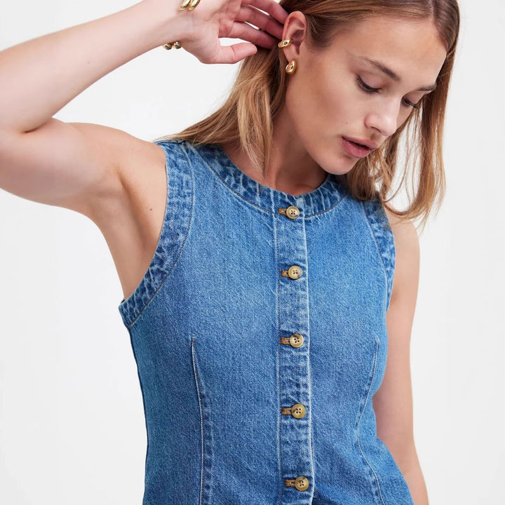 Dame denim jakke med asymmetrisk snit og dekorative knapper Skovae