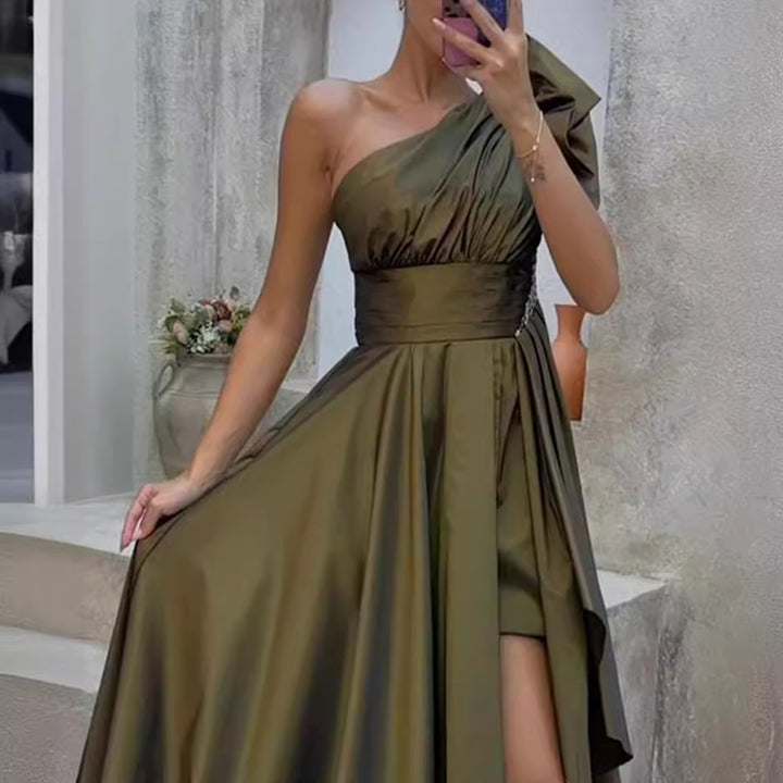 Kvindernes asymmetrisk aftenkjole med dyb slidse og elegant drapering