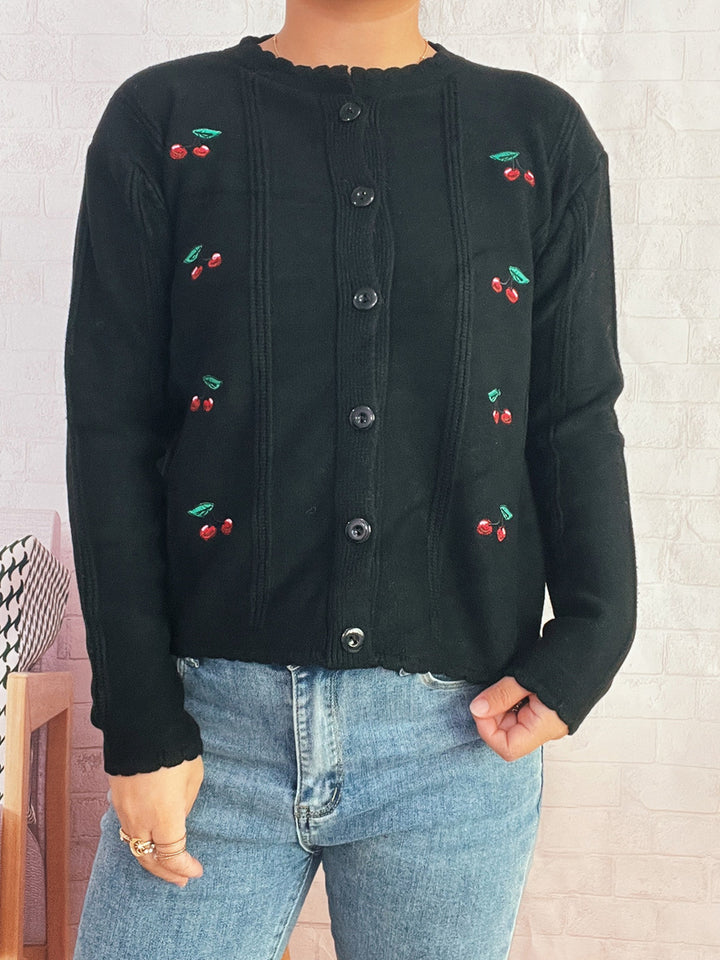 Dame legende cardigan med kirsebærmotif og flæsekrave Stilla