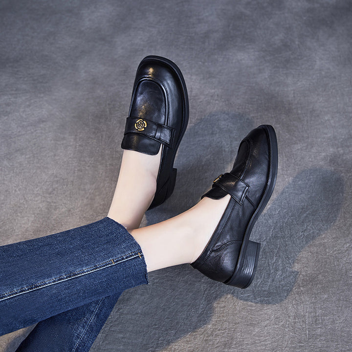 Damer Elegante Læder Slippers med dekorativ metalaccent Stilla