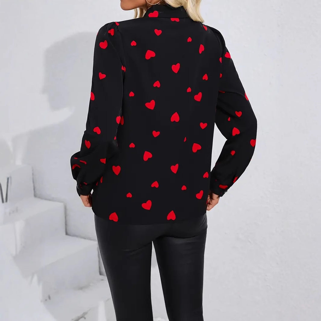 Damebluse med hjerteprint og elegant knaplukning Stilla