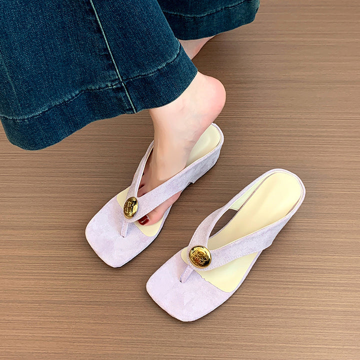 Dame stilige metalliske flip-flops med dekorativt gyldent accent Stilla