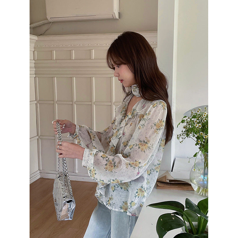 Dame rynket bluse med blomsterdesign og sarte detaljer Stilla
