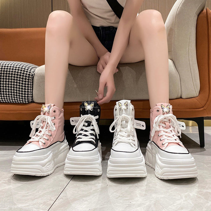 Dame højemodede plateau-sneakers med stilfuldt snøre-design og iøjnefaldende anhænger Stilla