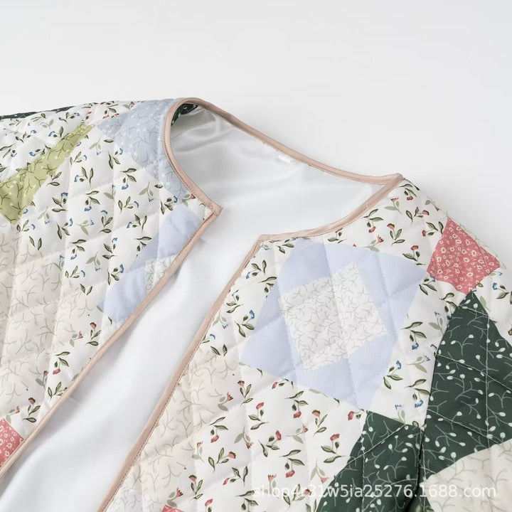 Dame quiltet patchworkjakke med blomstret design og praktiske lommer Stilla