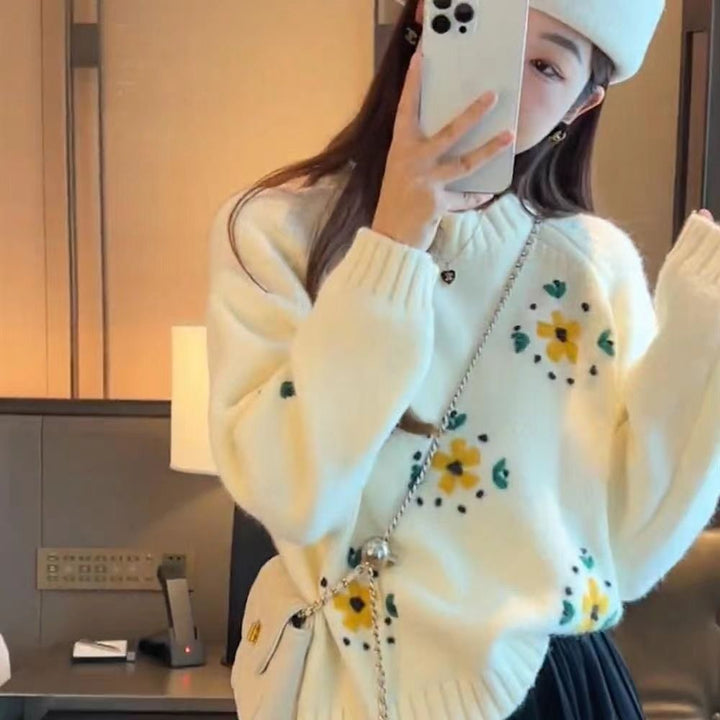 Kvinders strikket sweater med blomsterapplikationer Stilla